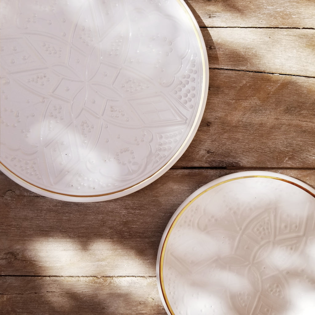 Chic Plate Enpreinte | Handcrafted White Clay Vase – Natural Dyes with Real Gold Foil, Modern Chic Design