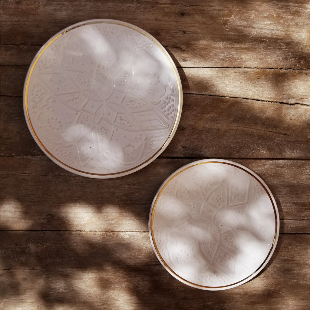 Chic Plate Enpreinte | Handcrafted White Clay Vase – Natural Dyes with Real Gold Foil, Modern Chic Design