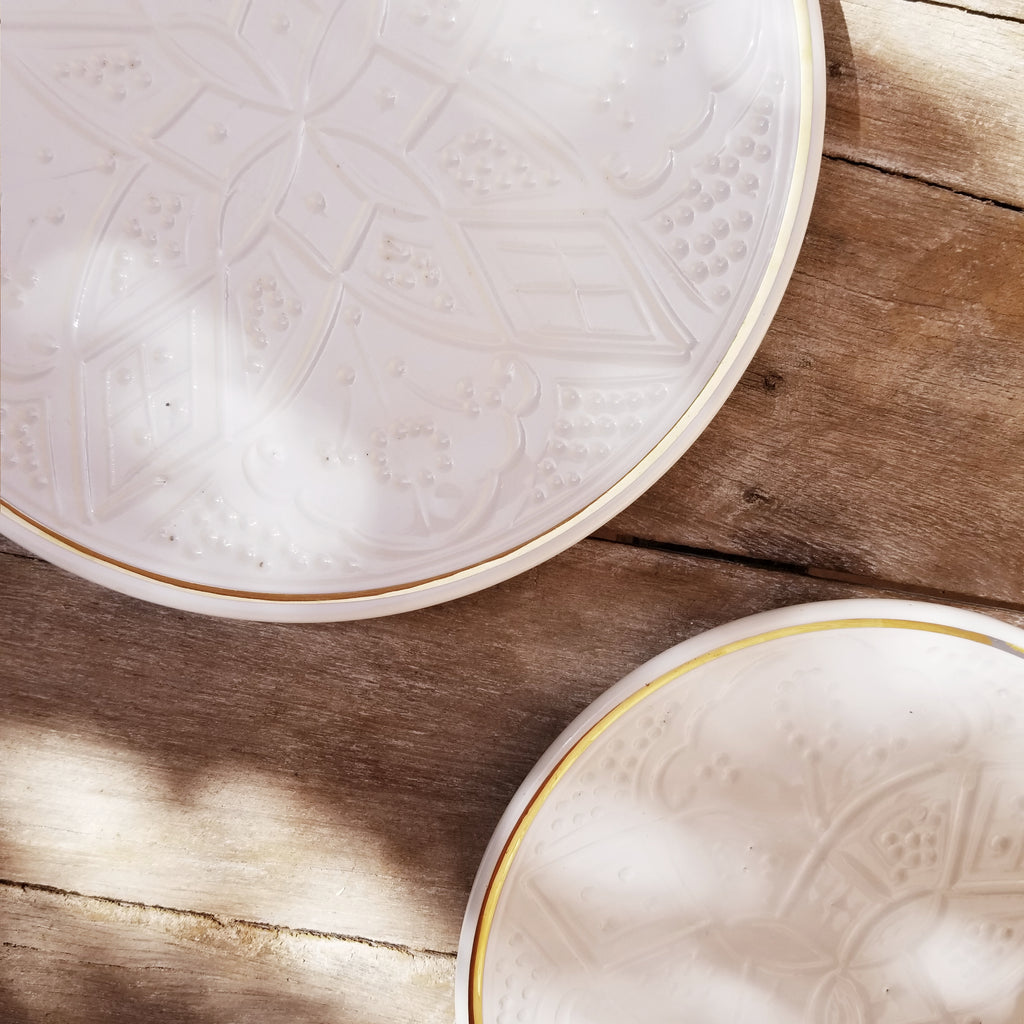 Chic Plate Enpreinte | Handcrafted White Clay Vase – Natural Dyes with Real Gold Foil, Modern Chic Design