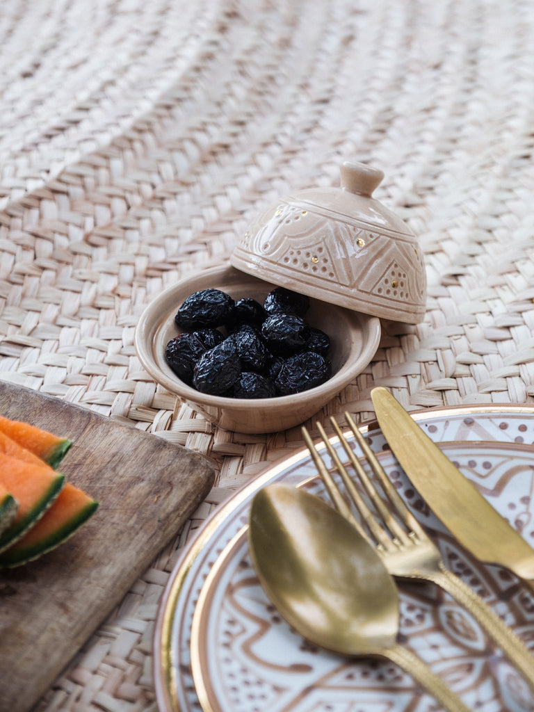 Chic Butter Dish Fleur | Handcrafted White Clay Vase – Natural Dyes with Real Gold Foil, Modern Chic Design