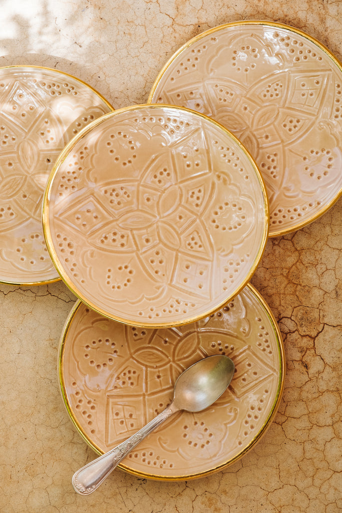 Chic Plate Enpreinte | Handcrafted White Clay Vase – Natural Dyes with Real Gold Foil, Modern Chic Design