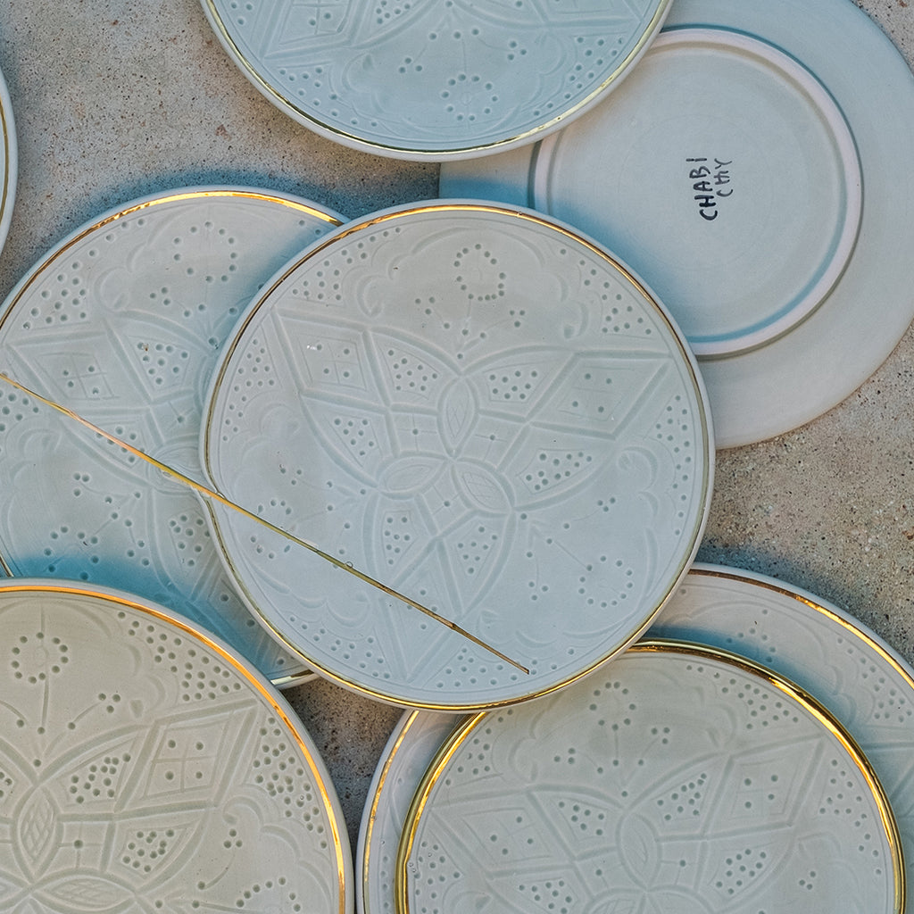 Chic Plate Enpreinte | Handcrafted White Clay Vase – Natural Dyes with Real Gold Foil, Modern Chic Design
