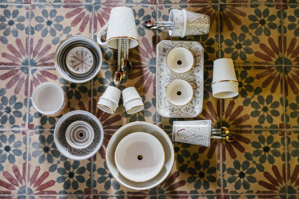 Chic Cup Fleur | Handcrafted White Clay Vase – Natural Dyes with Real Gold Foil, Modern Chic Design