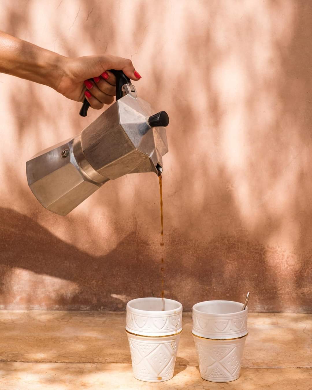 Chic Cup Fassi | Handcrafted White Clay Vase – Natural Dyes with Real Gold Foil, Modern Chic Design