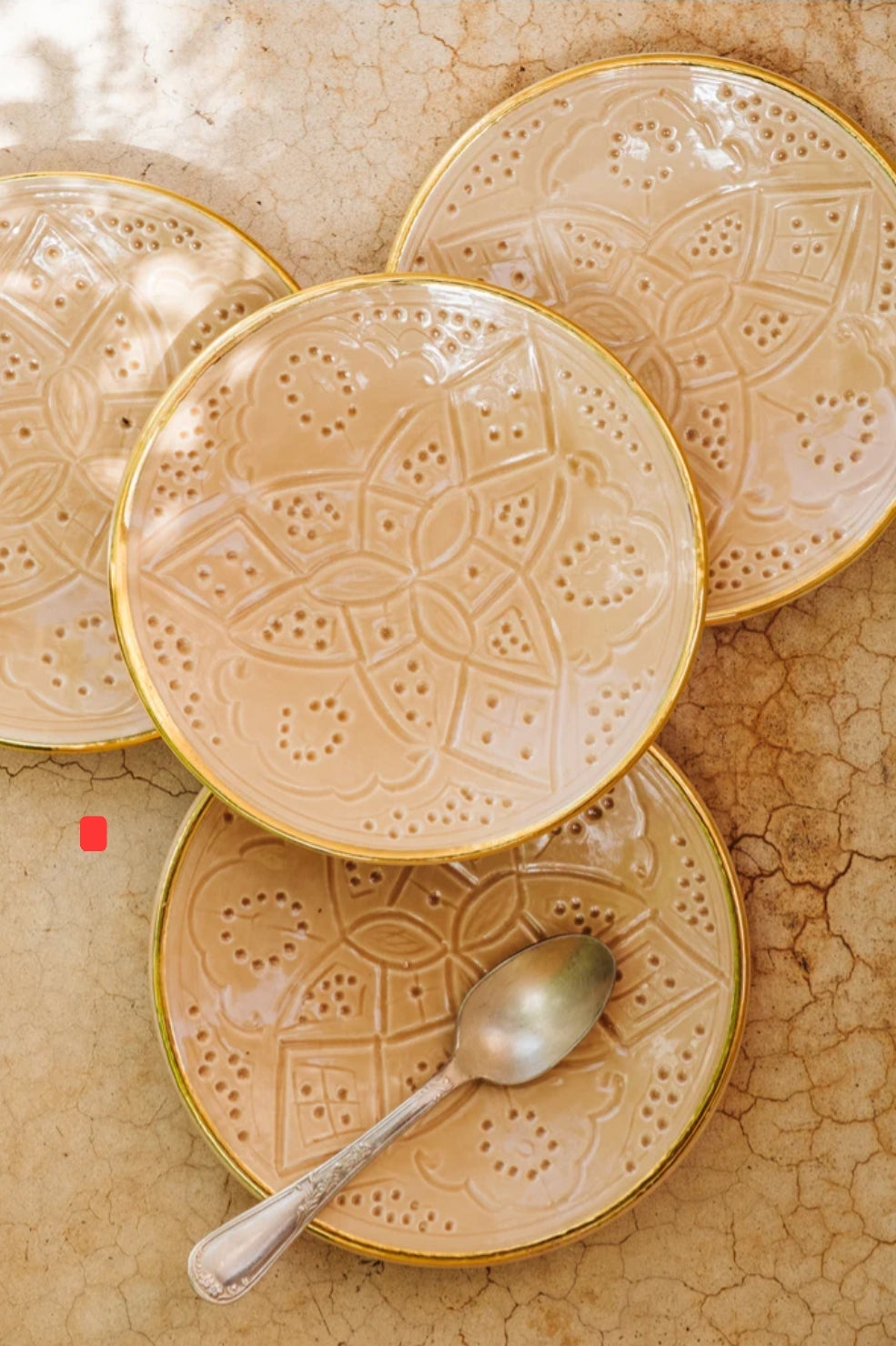 Chic Plate Enpreinte | Handcrafted White Clay Vase – Natural Dyes with Real Gold Foil, Modern Chic Design